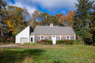 47 Fairhaven Rd, Mattapoisett, MA 02739