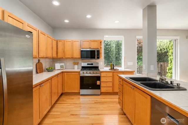 28011 Maple Ridge Way SE, Maple Valley, WA 98038