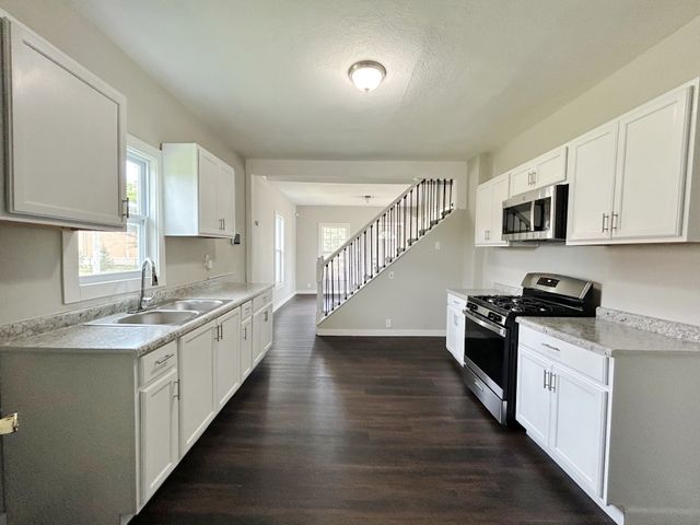 912 E 25th Court, Des Moines, IA 50317