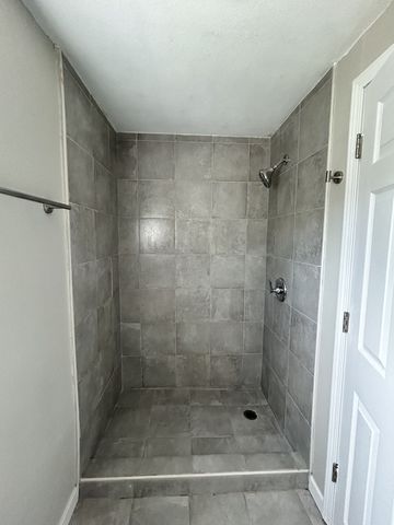 912 E 25th Court, Des Moines, IA 50317