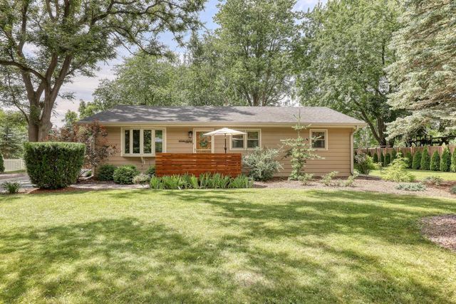 W346N5769 Lake DRIVE, Oconomowoc, WI 53066