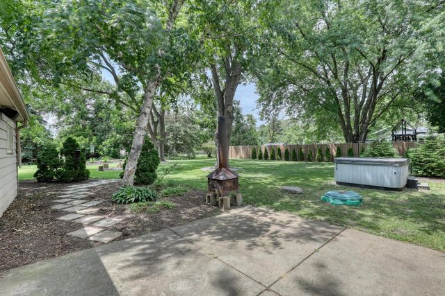 W346N5769 Lake DRIVE, Oconomowoc, WI 53066