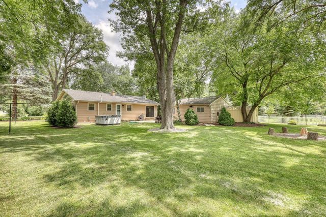 W346N5769 Lake DRIVE, Oconomowoc, WI 53066