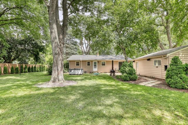 W346N5769 Lake DRIVE, Oconomowoc, WI 53066