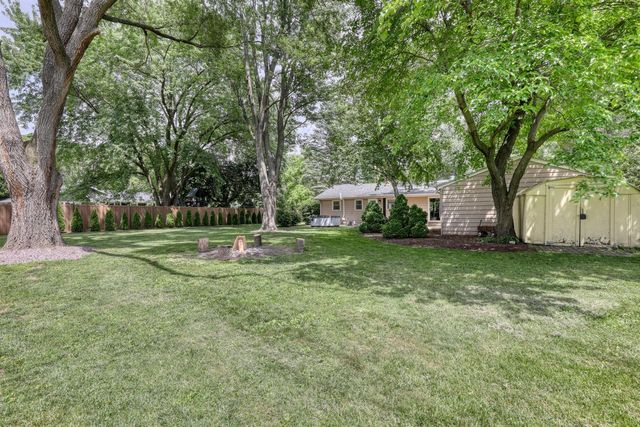 W346N5769 Lake DRIVE, Oconomowoc, WI 53066