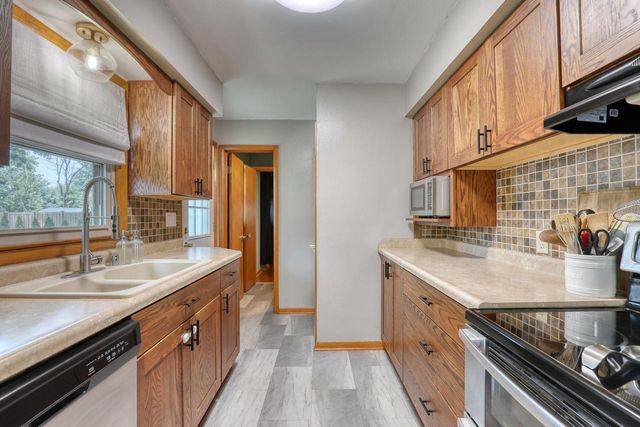 W346N5769 Lake DRIVE, Oconomowoc, WI 53066