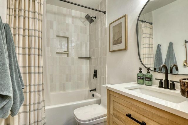 W346N5769 Lake DRIVE, Oconomowoc, WI 53066
