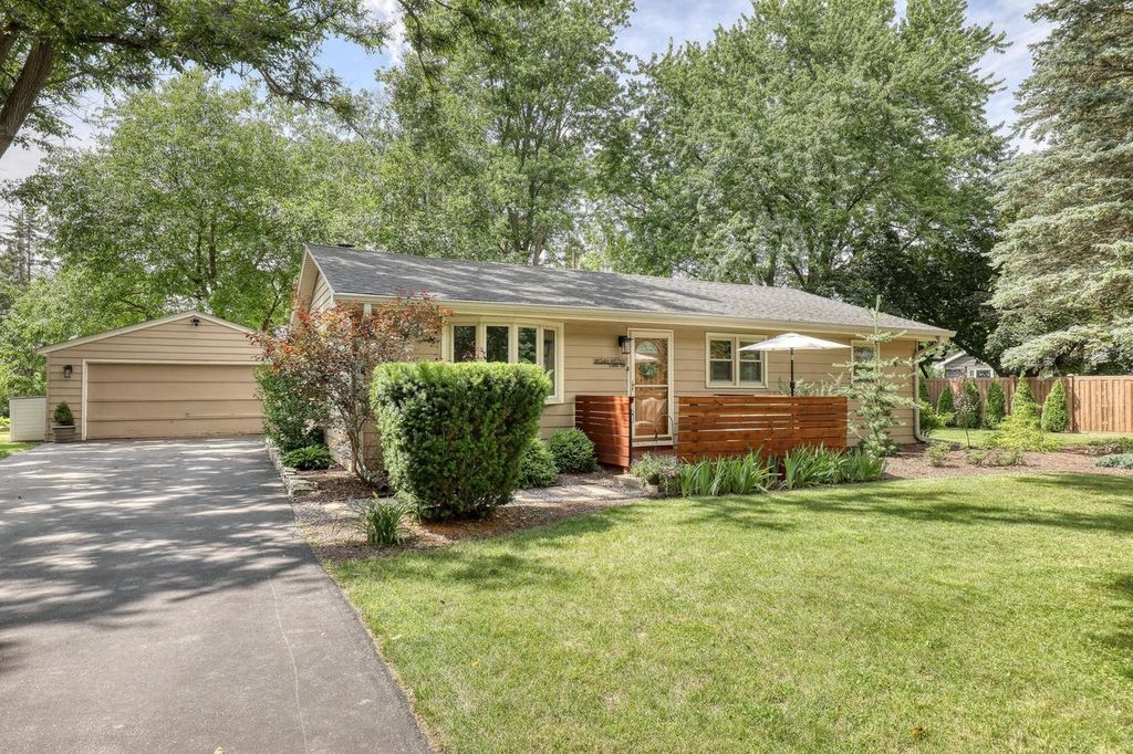 W346N5769 Lake DRIVE, Oconomowoc, WI 53066