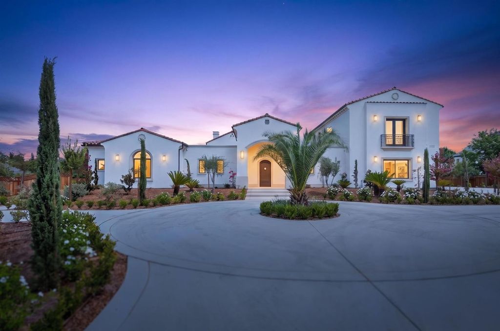 Image 1 of property listing at 2387 N Purdue Avenue, Clovis, CA 93619