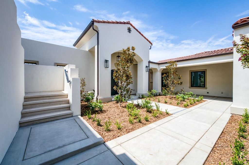 Image 10 of property listing at 2387 N Purdue Avenue, Clovis, CA 93619
