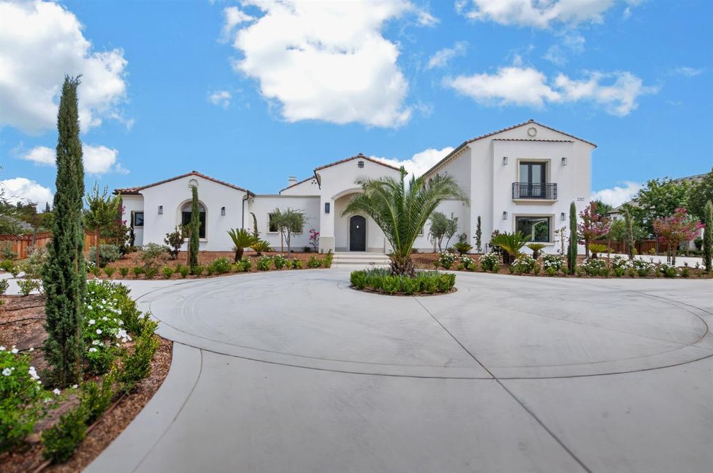 Image 3 of property listing at 2387 N Purdue Avenue, Clovis, CA 93619