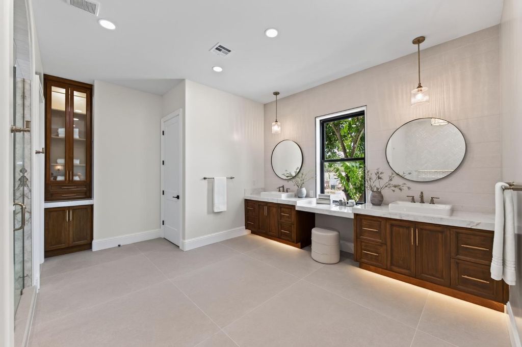 Image 36 of property listing at 2387 N Purdue Avenue, Clovis, CA 93619
