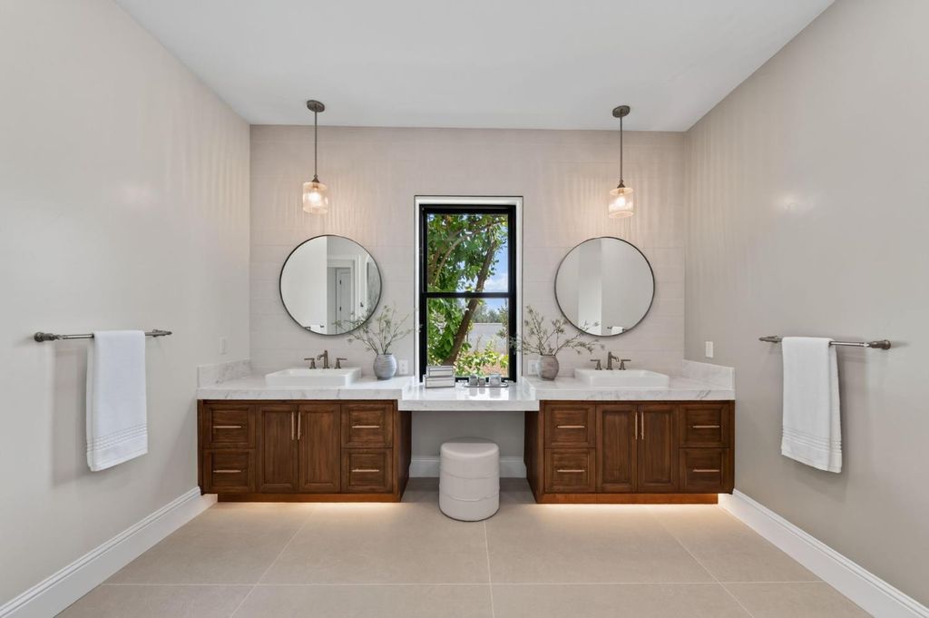 Image 37 of property listing at 2387 N Purdue Avenue, Clovis, CA 93619