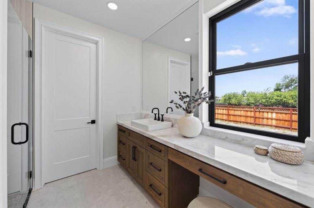 Image 43 of property listing at 2387 N Purdue Avenue, Clovis, CA 93619