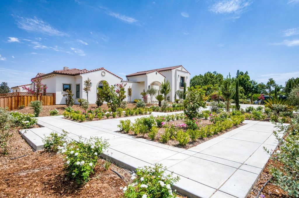Image 5 of property listing at 2387 N Purdue Avenue, Clovis, CA 93619