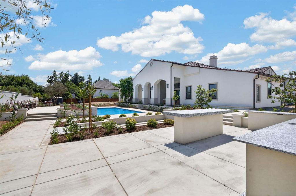 Image 67 of property listing at 2387 N Purdue Avenue, Clovis, CA 93619