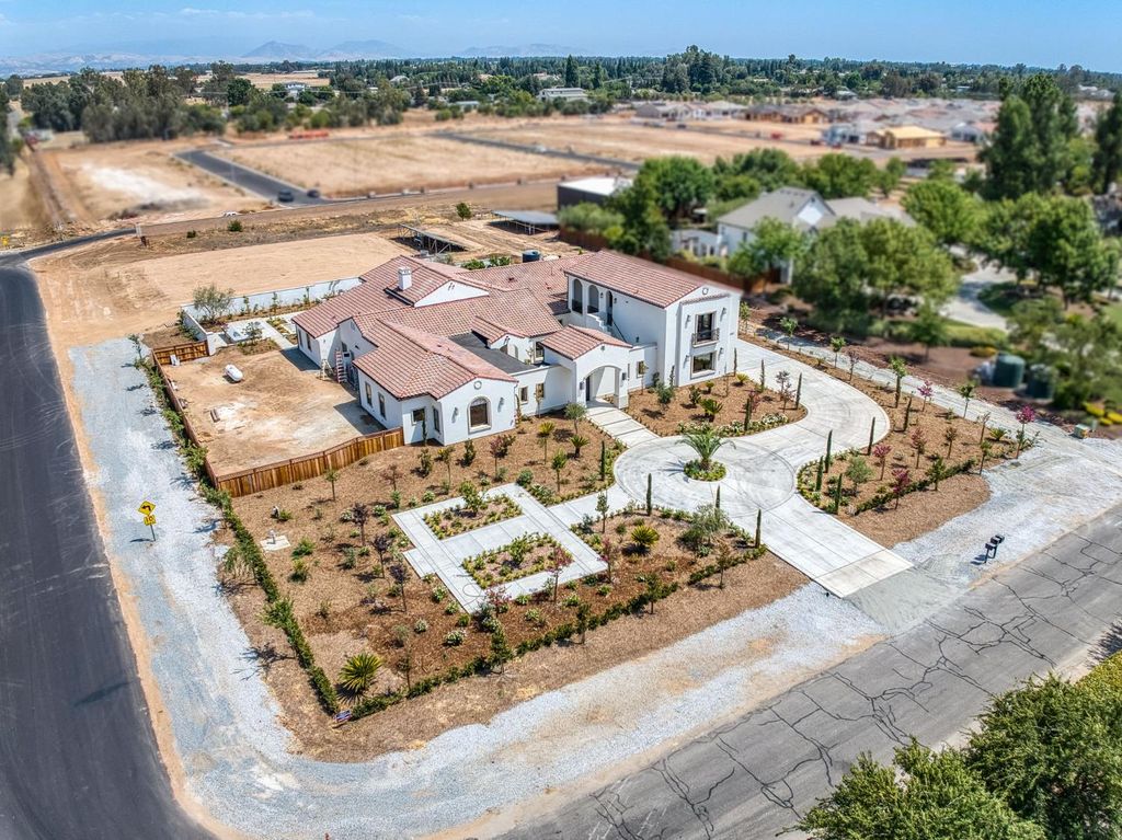 Image 72 of property listing at 2387 N Purdue Avenue, Clovis, CA 93619