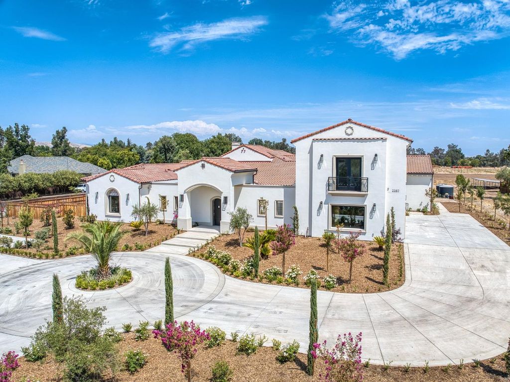 Image 73 of property listing at 2387 N Purdue Avenue, Clovis, CA 93619