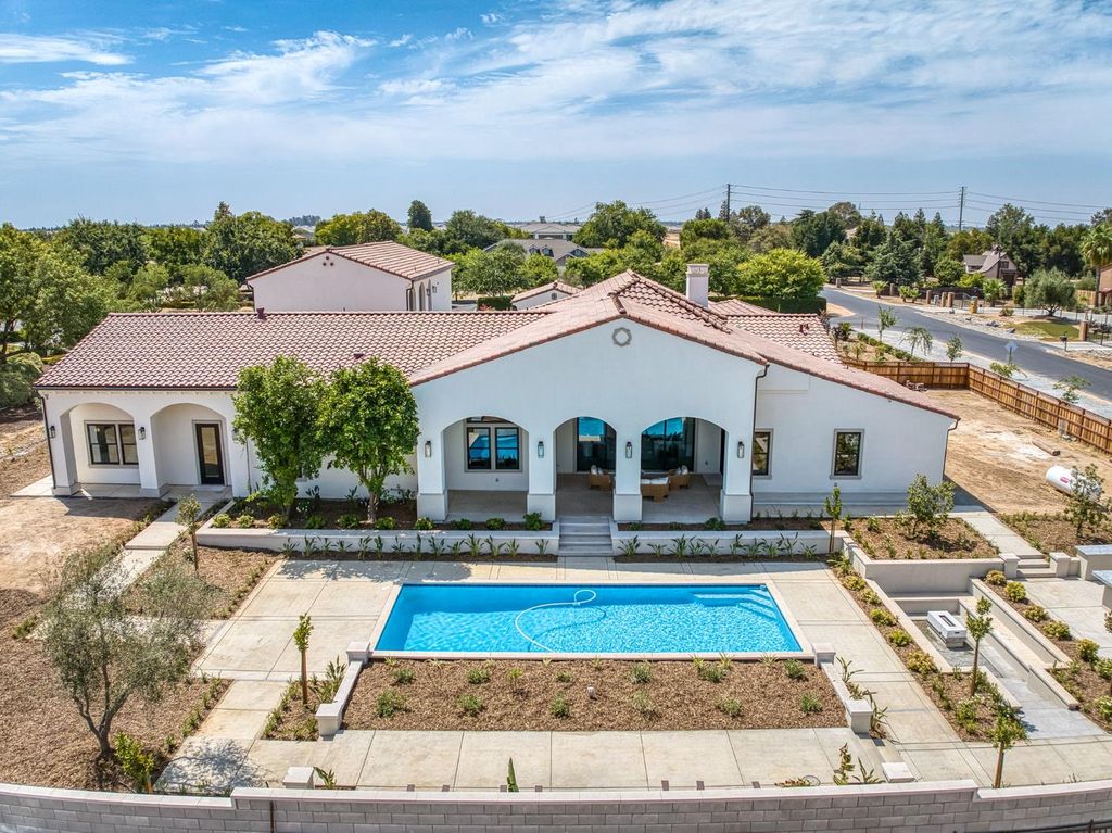 Image 75 of property listing at 2387 N Purdue Avenue, Clovis, CA 93619