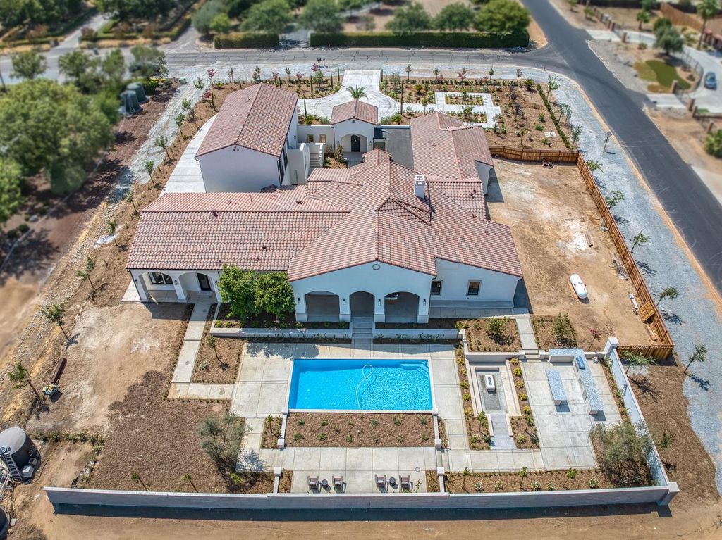 Image 77 of property listing at 2387 N Purdue Avenue, Clovis, CA 93619