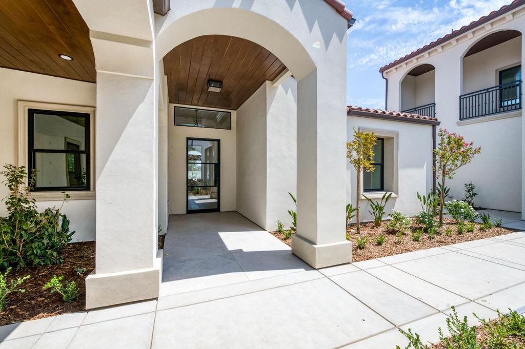 Image 8 of property listing at 2387 N Purdue Avenue, Clovis, CA 93619