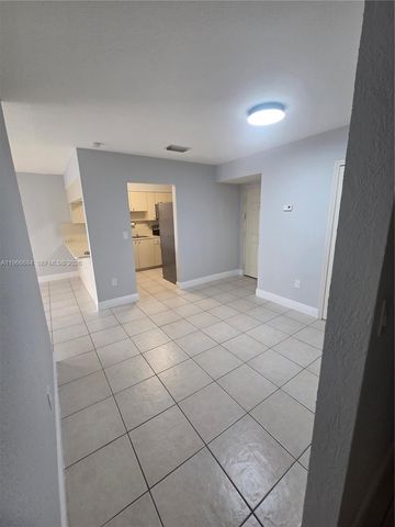 8425 NW 8th St 304, Miami, FL 33126