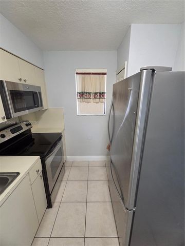 8425 NW 8th St 304, Miami, FL 33126