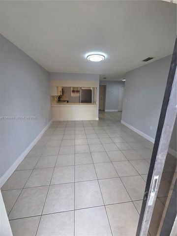 8425 NW 8th St 304, Miami, FL 33126