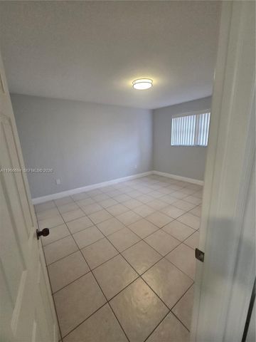 8425 NW 8th St 304, Miami, FL 33126