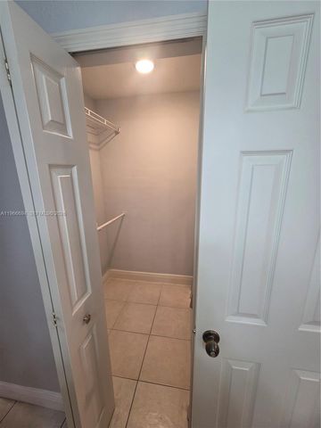 8425 NW 8th St 304, Miami, FL 33126