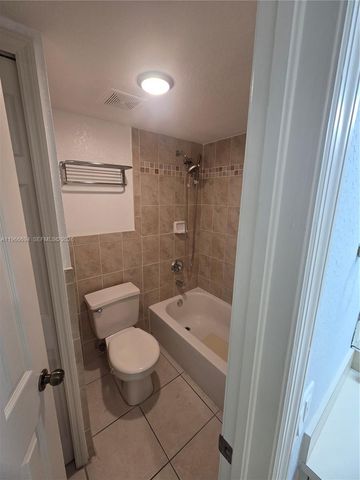 8425 NW 8th St 304, Miami, FL 33126