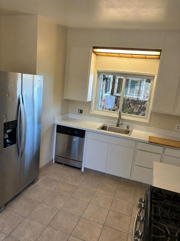 Image 2 of property listing at 2641 Holland Street, San Mateo, CA 94403