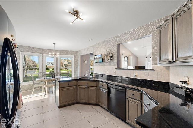 47213 Mission Valley W, Macomb Twp, MI 48042