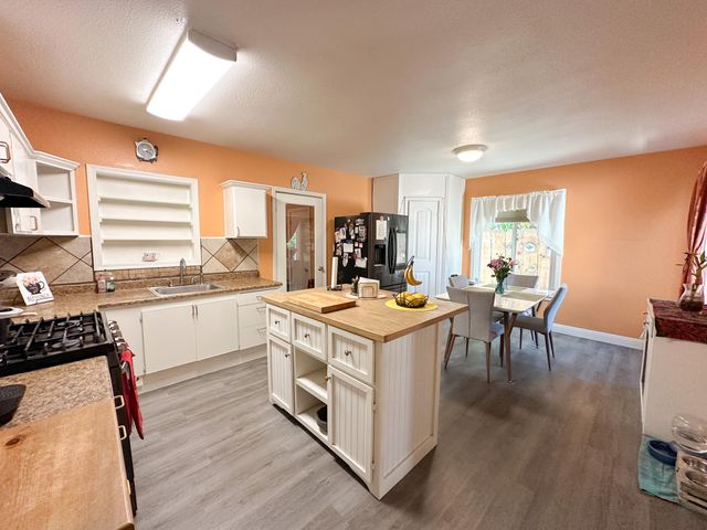 470 N Bates Avenue, Dinuba, CA 93618