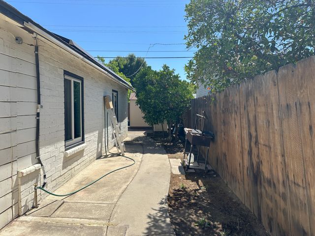 470 N Bates Avenue, Dinuba, CA 93618