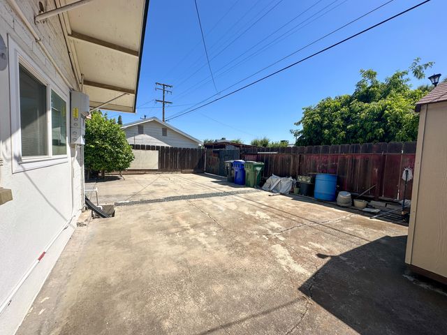 470 N Bates Avenue, Dinuba, CA 93618