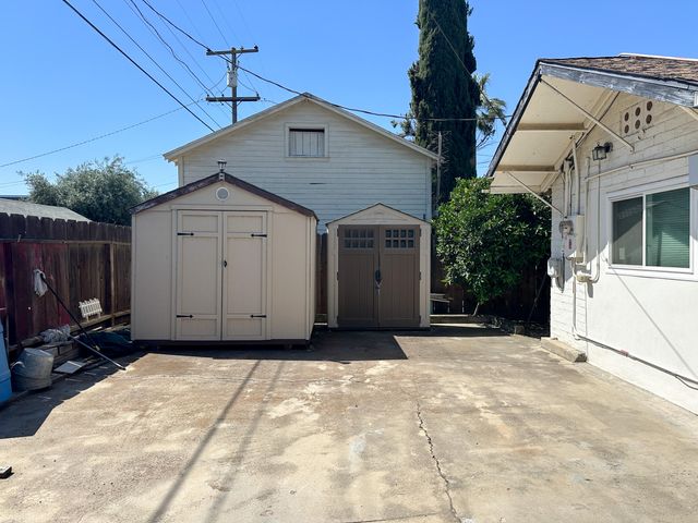 470 N Bates Avenue, Dinuba, CA 93618
