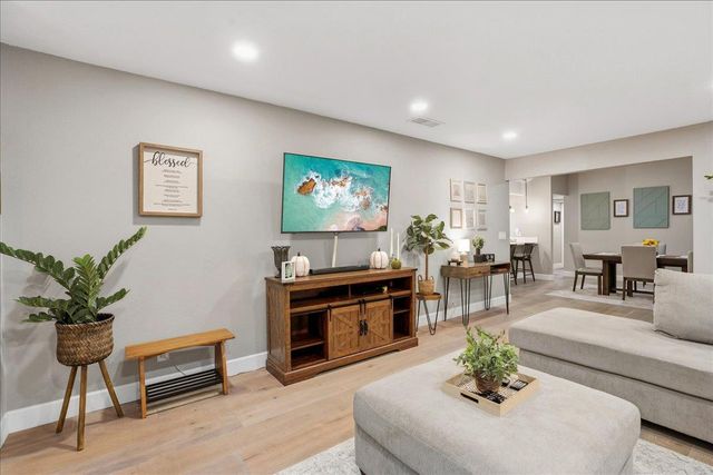 7999 La Riviera Dr, Sacramento, CA 95826