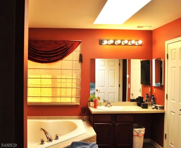 692 Skyline Dr, Jefferson Twp., NJ 07849