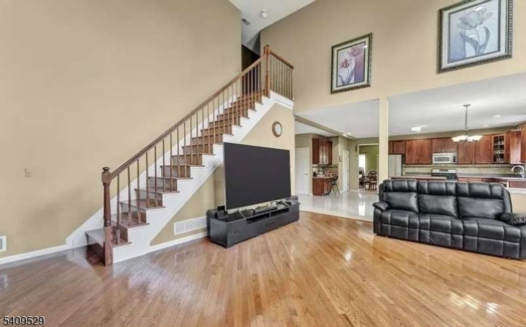 692 Skyline Dr, Jefferson Twp., NJ 07849 — photo 2