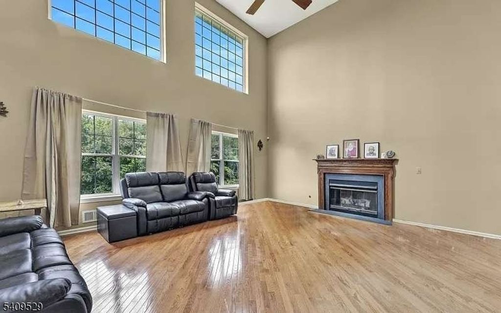 692 Skyline Dr, Jefferson Twp., NJ 07849 — photo 4
