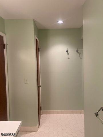 599 Apache Ct, Mahwah Twp., NJ 07430