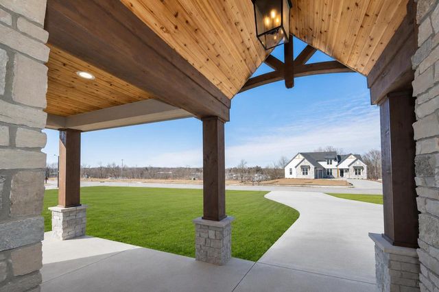 W214N6672 Fairview DRIVE, Menomonee Falls, WI 53051