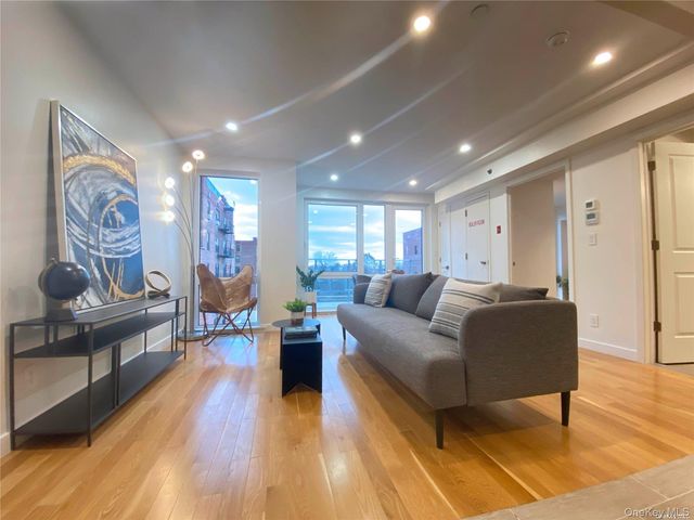 42-23 Parsons Boulevard 1E, Flushing, NY 11355