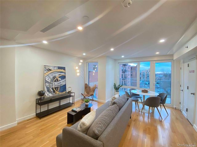 42-23 Parsons Boulevard 1E, Flushing, NY 11355