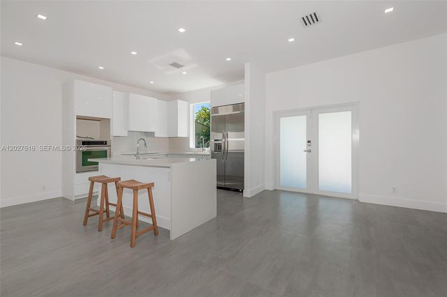 651 NE 172nd St, Miami, FL 33162