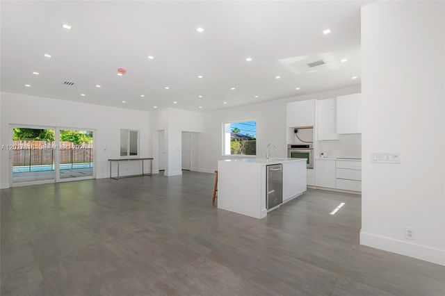 651 NE 172nd St, Miami, FL 33162