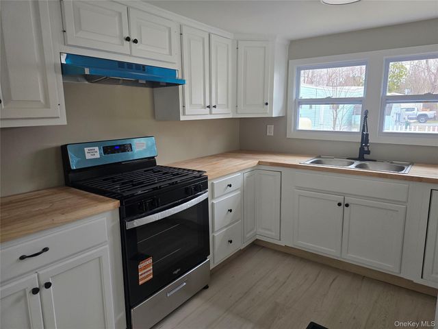 16 Jennifer Court, Poughkeepsie, NY 12601