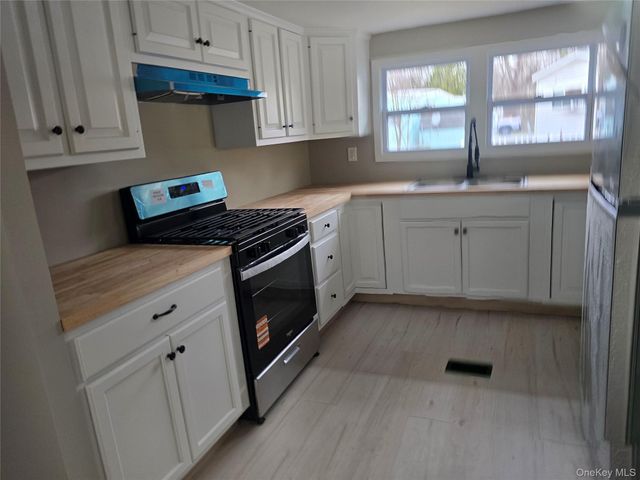 16 Jennifer Court, Poughkeepsie, NY 12601