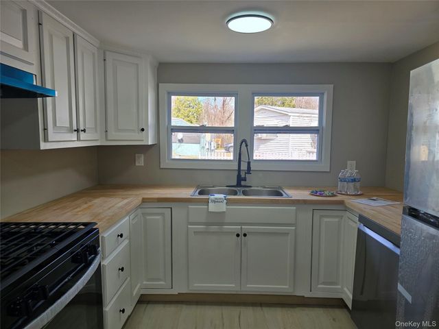 16 Jennifer Court, Poughkeepsie, NY 12601